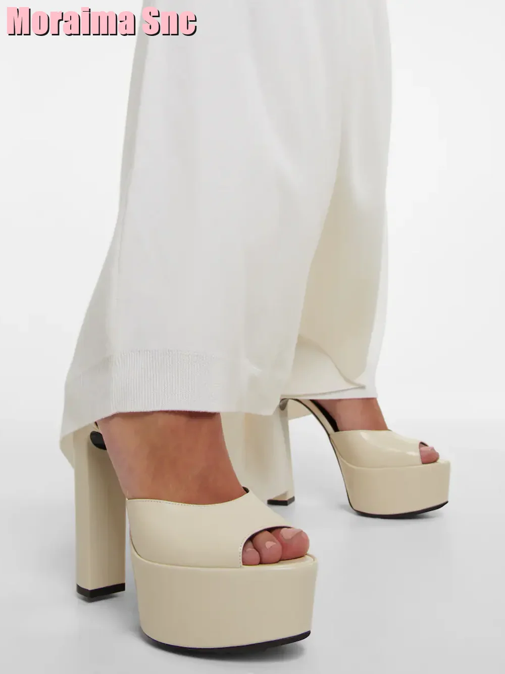 Women Shoes Model - Peep Toe sandały lakierowane na platformie