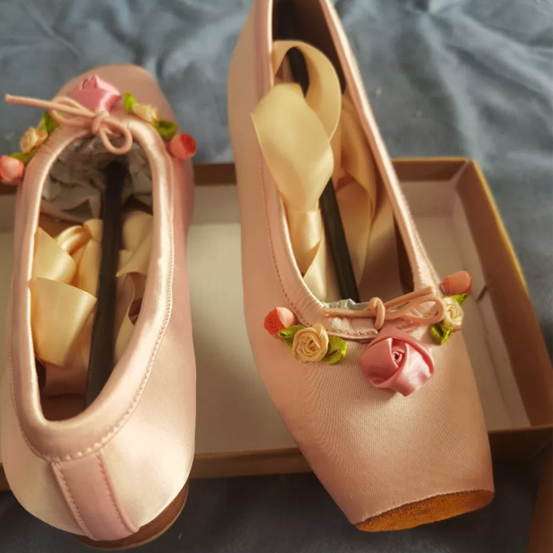 Ribbon Tie Heel - Damskie różowe satynowe baleriny Mary Jane