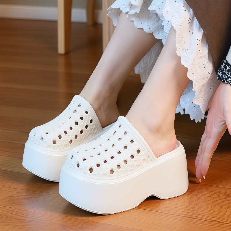 Women Shoes Model - Grube, masywne klapki na platformie 7