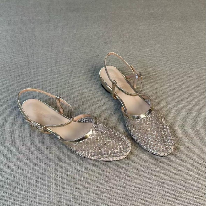 Women Shoes Model - Francuskie sandały na koturnie z dżetami,