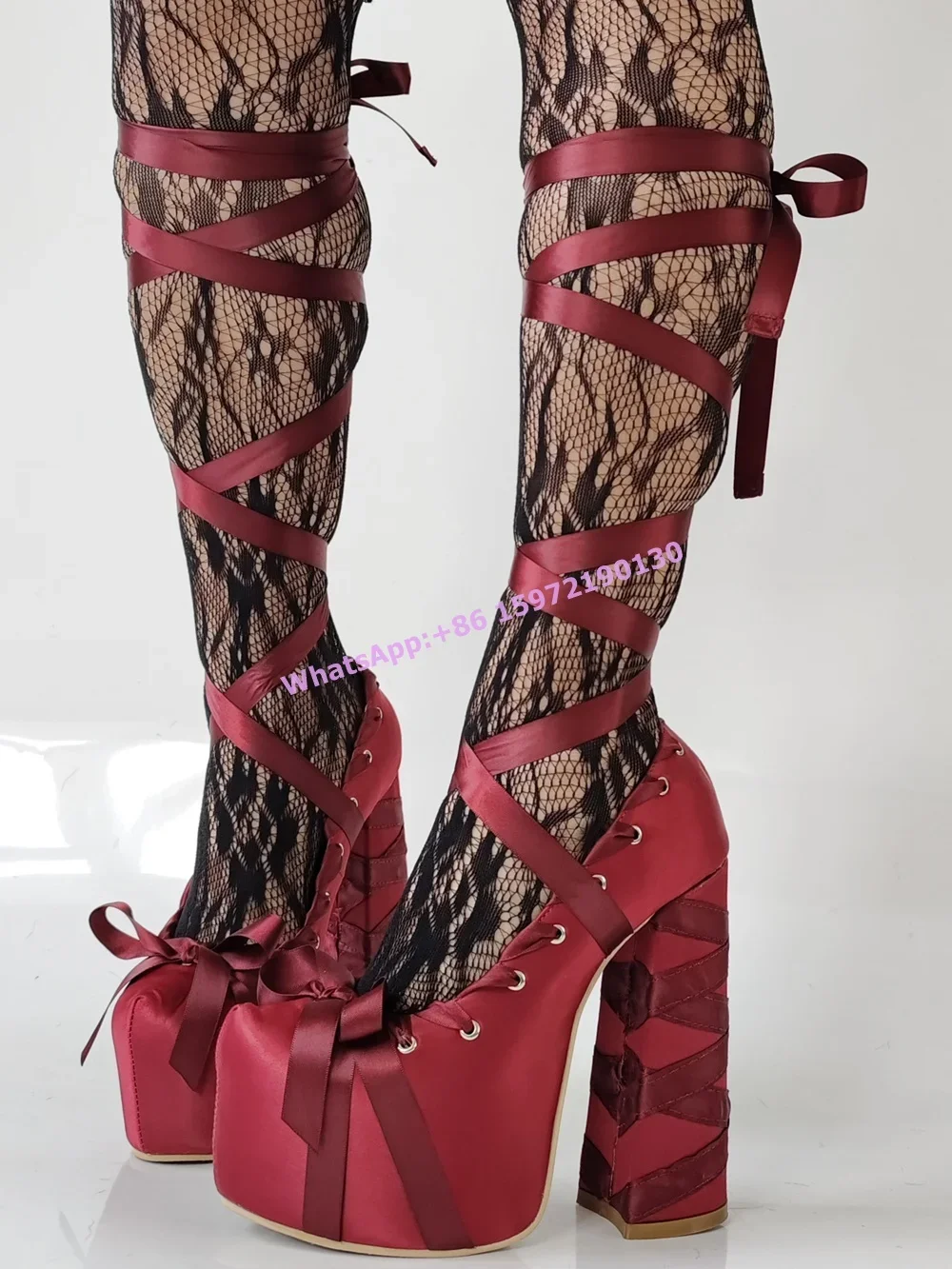 Czerwona satynowa wstążka Czół – Ribbon Tie Heel recenzja i cena